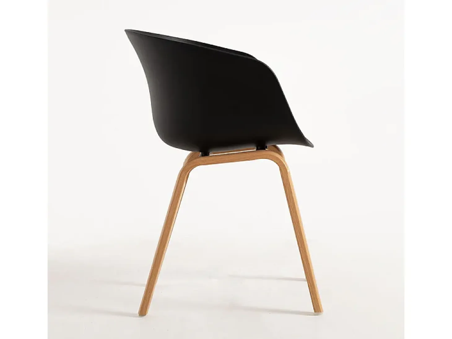 Silla escandinava con reposabrazos negros y patas de Wau natural