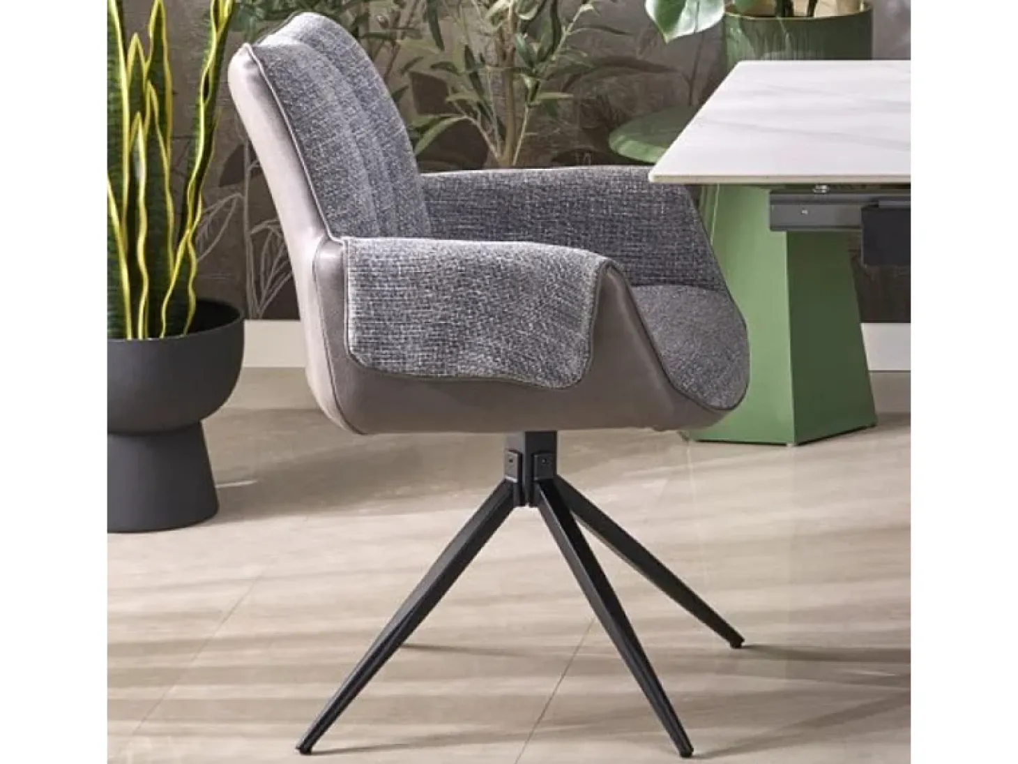 Silla giratoria de diseño gris, tela y ecopiel, base de metal negro LUDMILA