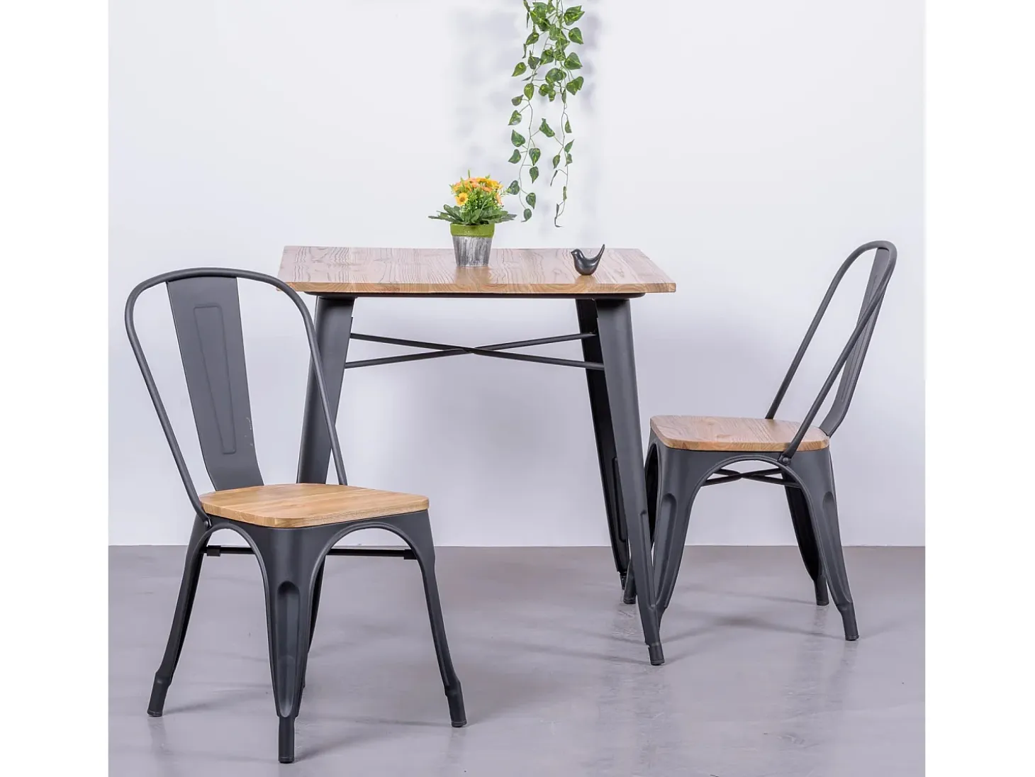 Silla metálica con asiento de madera de olmo - Bistro - Negro