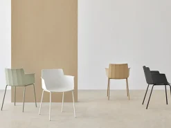 Silla moderna con reposabrazos en polipropileno y metal Kova-Color ribete verde crudo