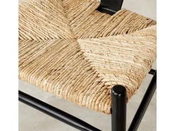 Silla negra de madera de mindy con asiento tejido