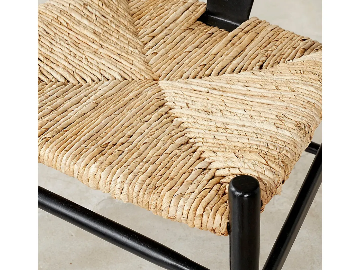 Silla negra de madera de mindy con asiento tejido