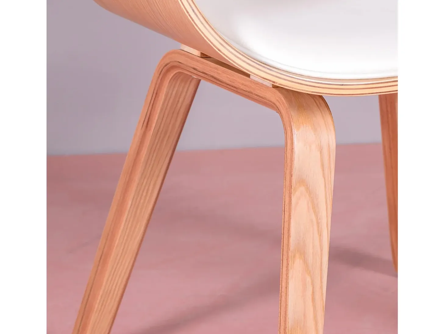 Silla nórdica de madera clara de arce con cojín de polipiel - Burrow S - Blanco