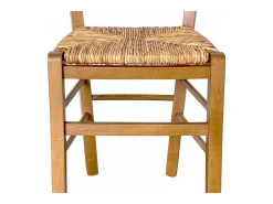 Silla rústica de madera en nogal claro con asiento de paja de arroz