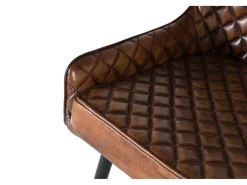 Silla tapizada en piel de color marrón envejecido y respaldo acolchado