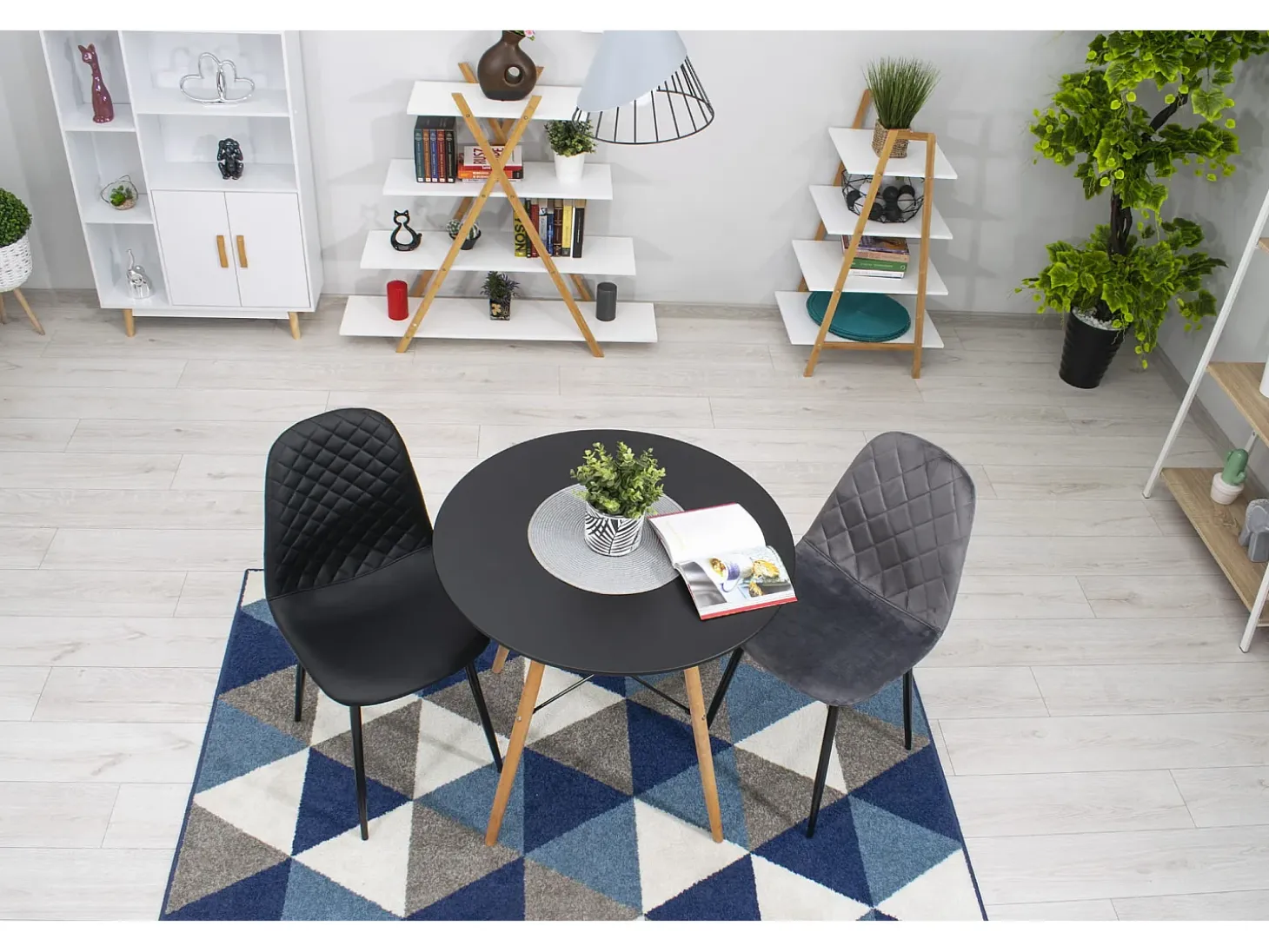 Silla Valora DAPI de terciopelo gris oscuro con patas de metal x1