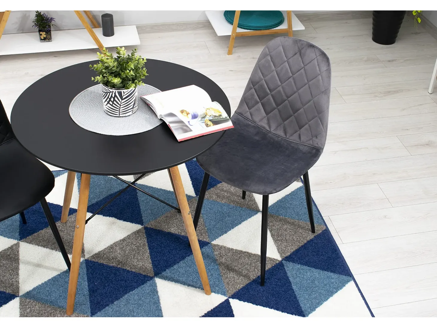 Silla Valora DAPI de terciopelo gris oscuro con patas de metal x1