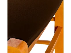 Silla Venezia en madera de cerezo con respaldo cruzado y asiento de piel sintética marrón.