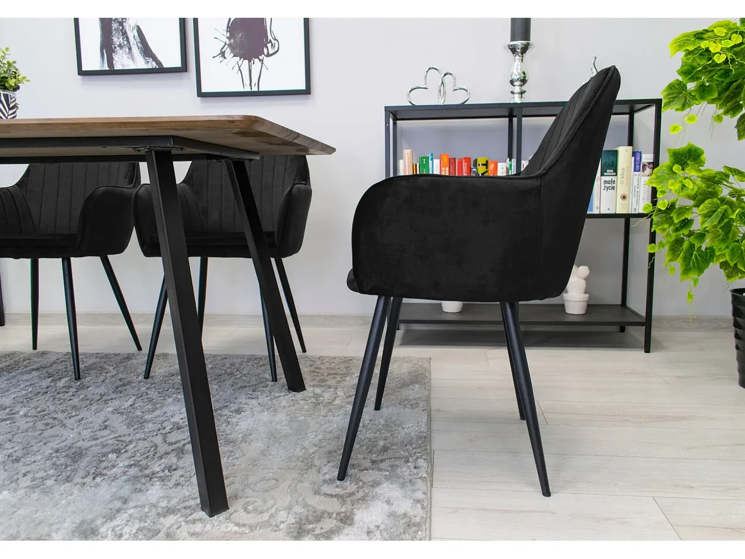 Sillón Valora LUGO de terciopelo negro con diseño ergonómico para sala de estar