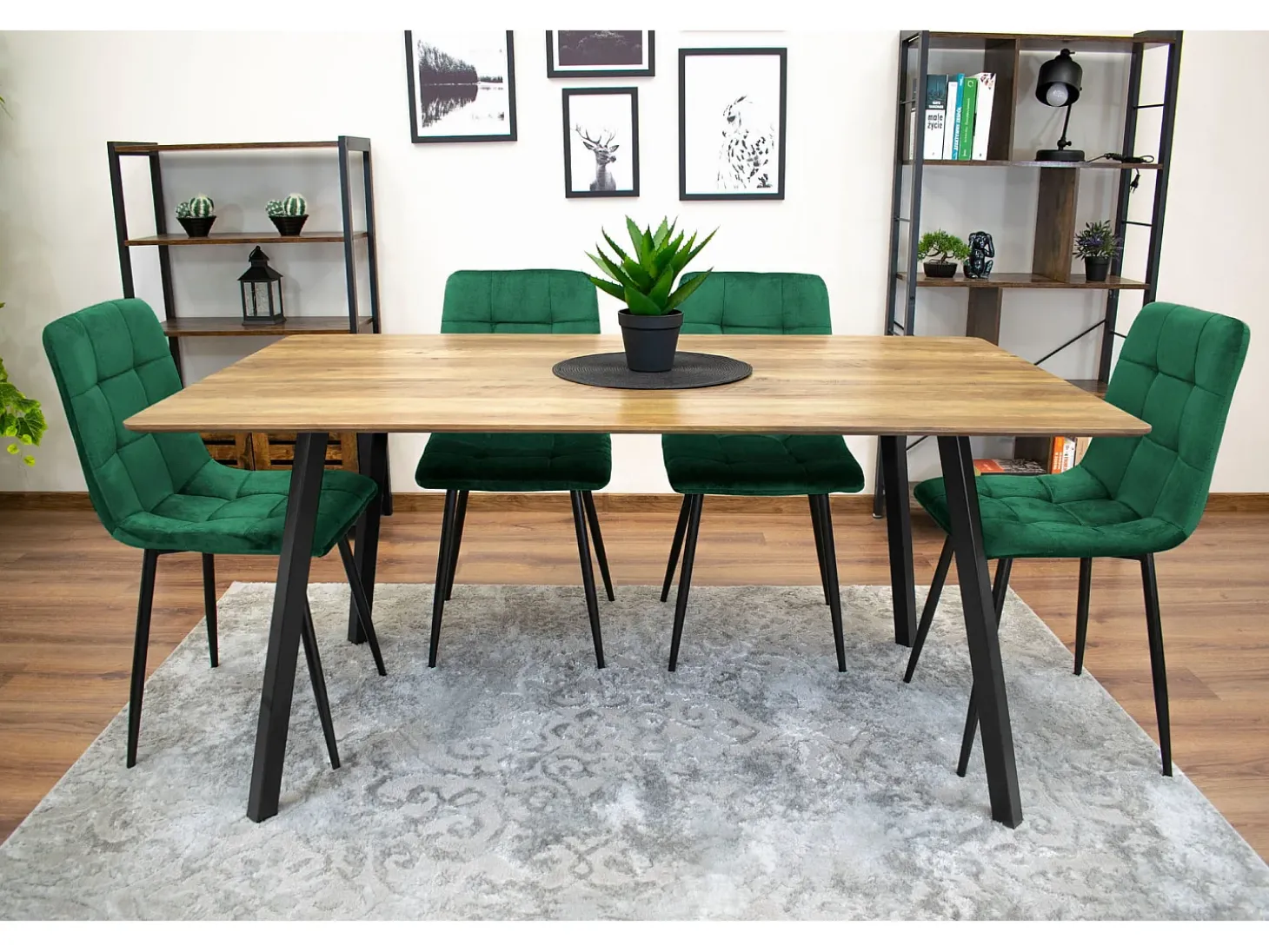 Sillón Valora PYRA de terciopelo verde oscuro, diseño moderno para sala de estar