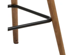 Taburete de bar Gramma altura 88 cm en color gris claro con estructura de roble.