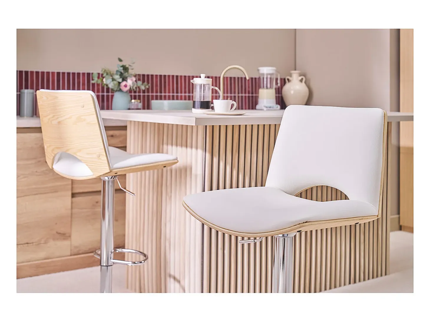 Taburete de cocina de diseño ajustable blanco con tonos de madera blanca PANACH