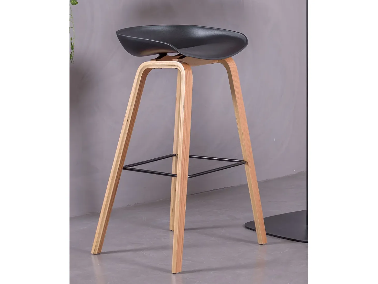Taburete nórdico con patas de madera de haya (75cm) - Daxer - Negro