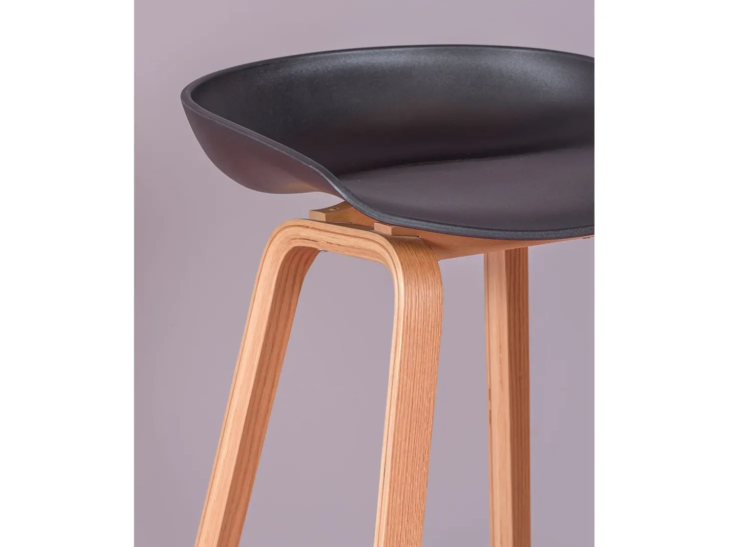 Taburete nórdico con patas de madera de haya (75cm) - Daxer - Negro