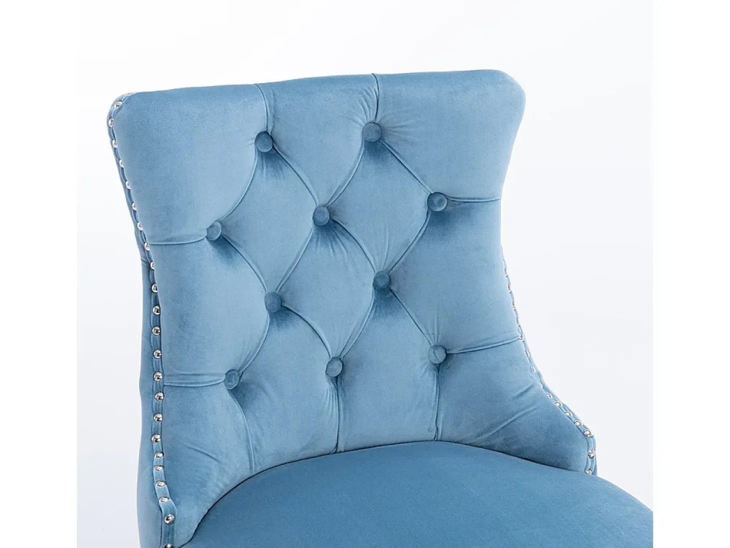 Taburetes de bar tapizados, juego de 2. Con remaches decorativos y patas de madera. Adornos cromados con remaches. Tapizado de terciopelo, azul claro.