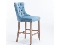 Taburetes de bar tapizados, juego de 2. Con remaches decorativos y patas de madera. Adornos cromados con remaches. Tapizado de terciopelo, azul claro.