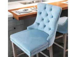 Taburetes de bar tapizados, juego de 2. Con remaches decorativos y patas de madera. Adornos cromados con remaches. Tapizado de terciopelo, azul claro.