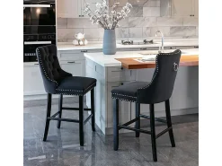 Taburetes de bar tapizados, juego de 2. Con remaches decorativos y patas de madera. Adornos cromados con remaches. Tapizado de terciopelo negro.