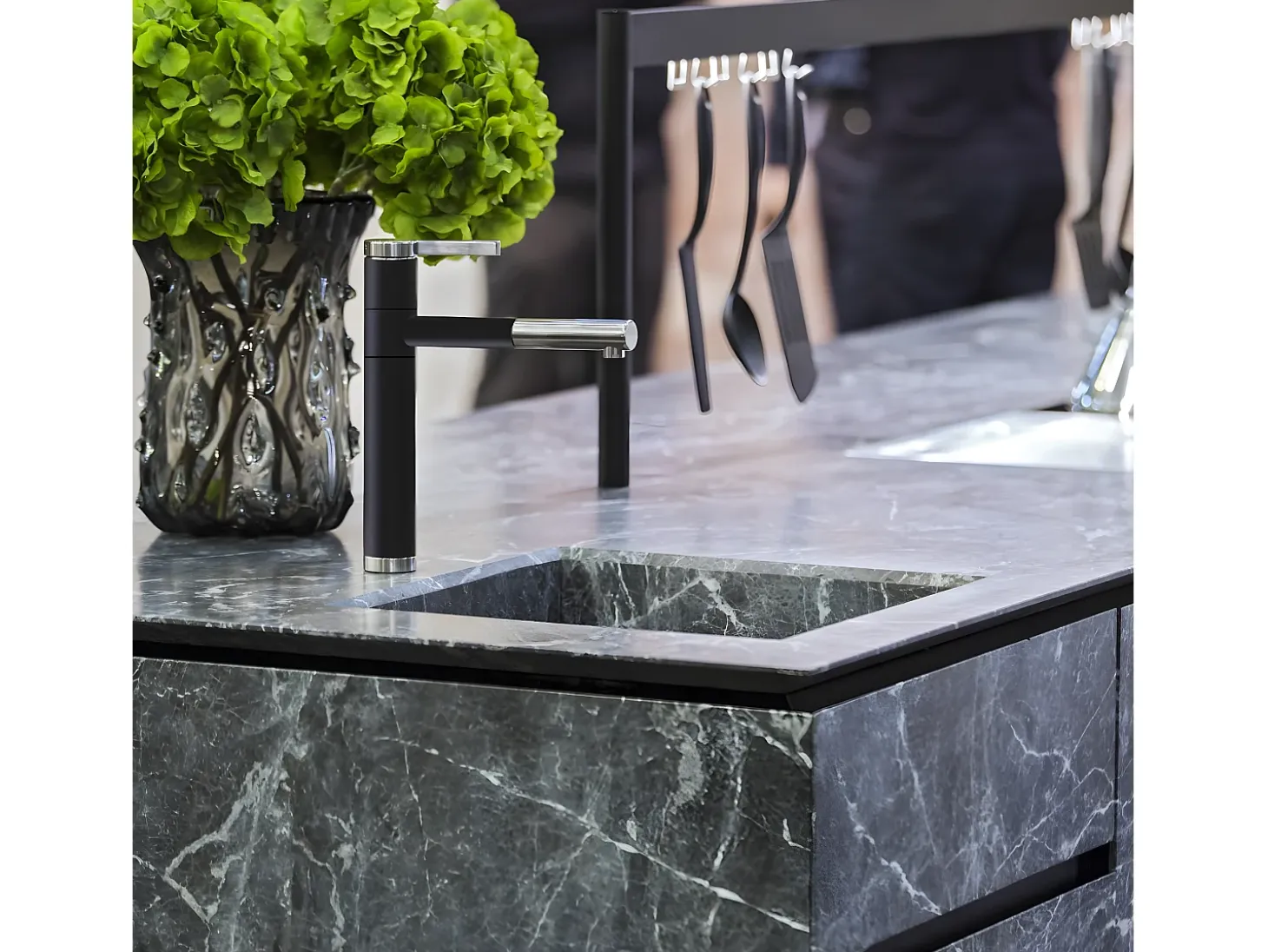 Ultrate Mezclador para fregadero negro y cromado Essebagno