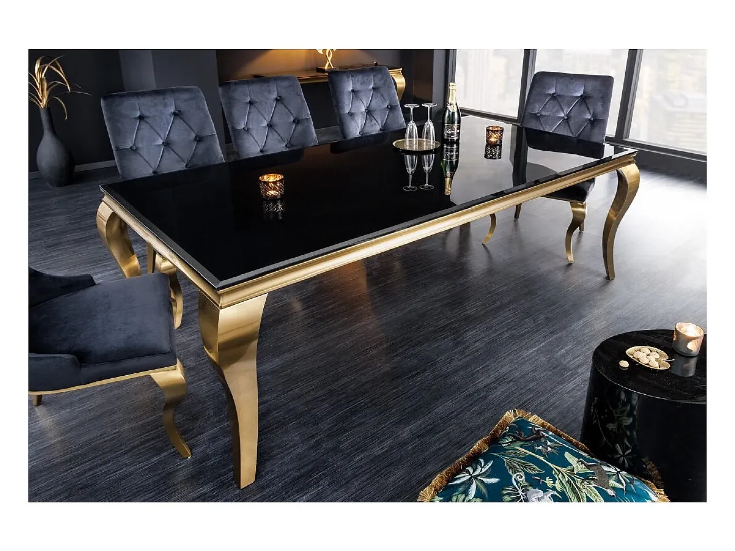 VELENA 200 cm – Tablero de vidrio negro y estructura de acero dorado – Elegancia barroca y diseño refinado