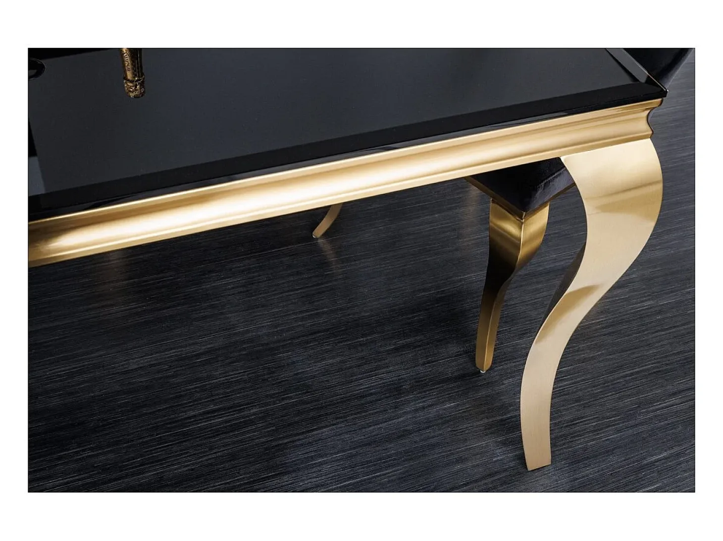 VELENA 200 cm – Tablero de vidrio negro y estructura de acero dorado – Elegancia barroca y diseño refinado