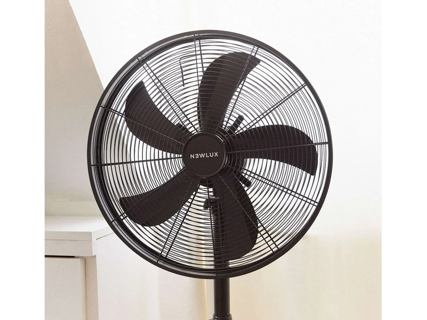 Ventilador de Pie Tripod W3050 Negro - Newlux