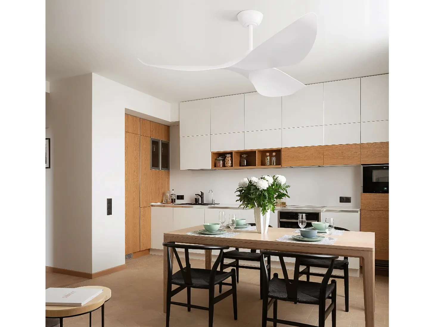 Ventilador de techo blanco con control remoto de 6 velocidades y aspas de ABS para dormitorio y sala de estar.