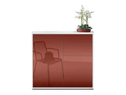 Vladon Cajonera Ben, Cómoda con 2 Puertas y 2 Cajones Blanco mate/Burdeos de alto brillo (79 x 74 x 36 cm)