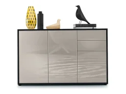 Vladon Cajonera Ben V3, Cómoda con 3 Puertas y 2 Cajones, Negro mate/Gris arena de alto brillo (117 x 74 x 36 cm)