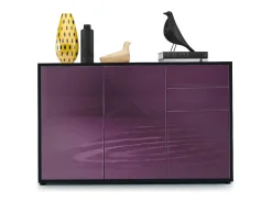 Vladon Cajonera Ben V3, Cómoda con 3 Puertas y 2 Cajones, Negro mate/Zarzamora de alto brillo (117 x 74 x 36 cm)